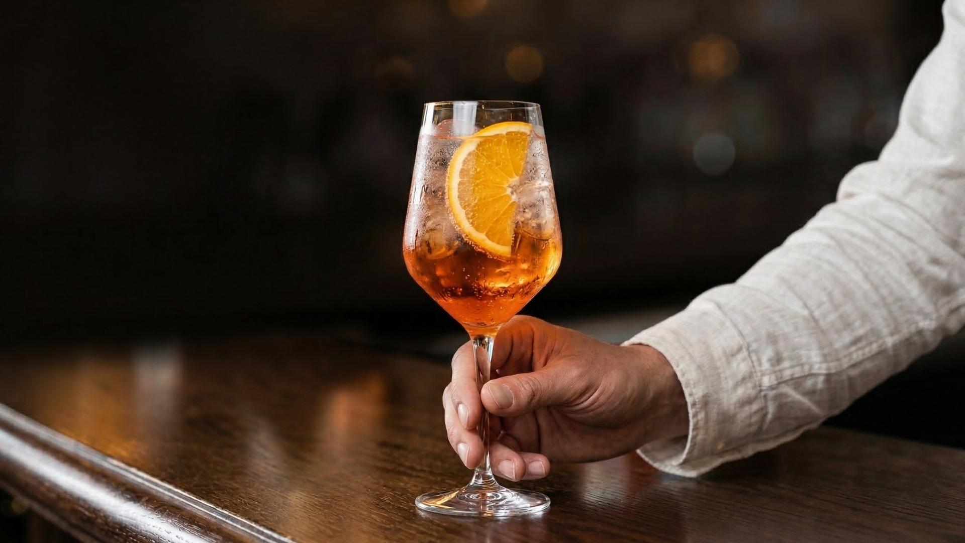 Cóctel elegante en bar de hotel de lujo en Medellín, representando experiencias premium y ofertas exclusivas