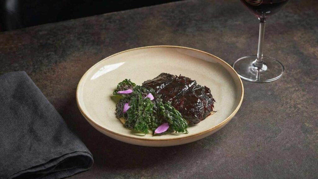 Un plato con carne y verduras.