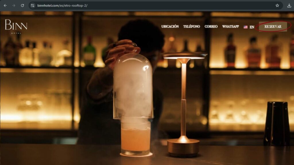 Imagen de un bar con un cóctel, mostrando la opción de hacer reservas online.