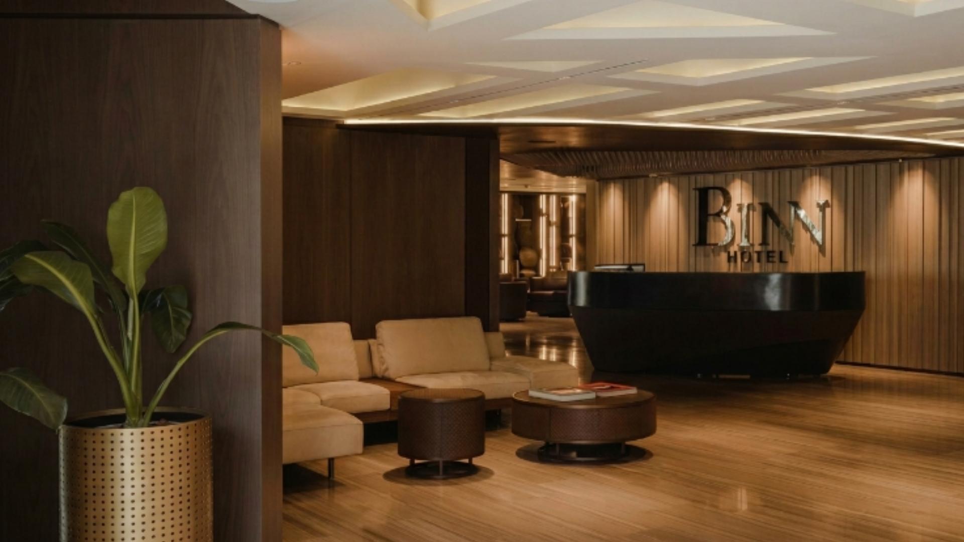Lobby elegante del Binn Hotel en Medellín, opción de hotel de lujo con políticas de cancelación flexible y atención premium