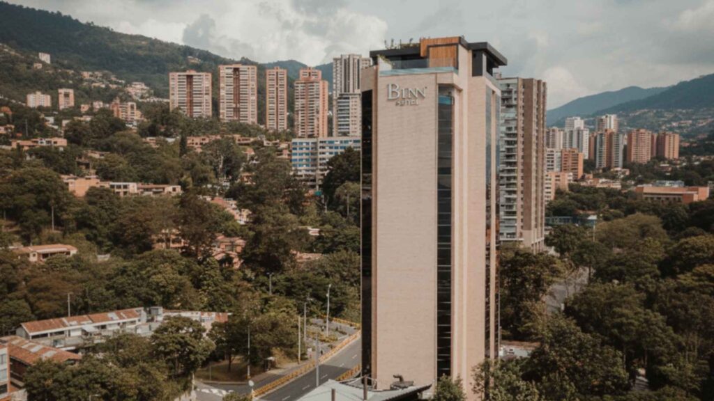 Vista panorámica de un edificio alto con un letrero grande en su fachada "BINN Hotel".