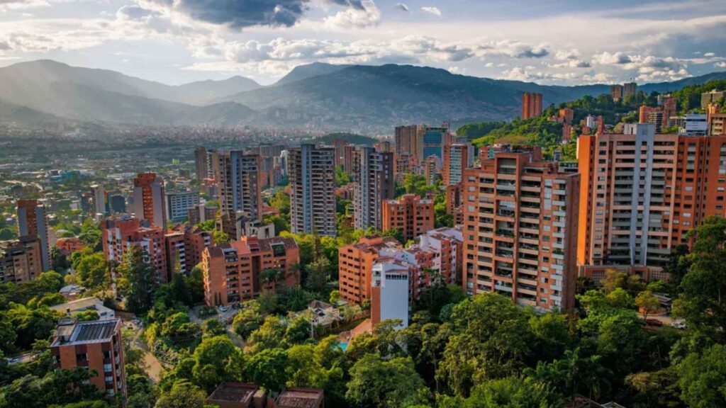 Vista panorámica de Medellín con hoteles de lujo y rooftops exclusivos, ideal para disfrutar bares con paisaje urbano.