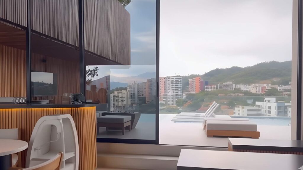 Vista de la ciudad desde el balcón de un moderno apartamento en la azotea de Medellín.