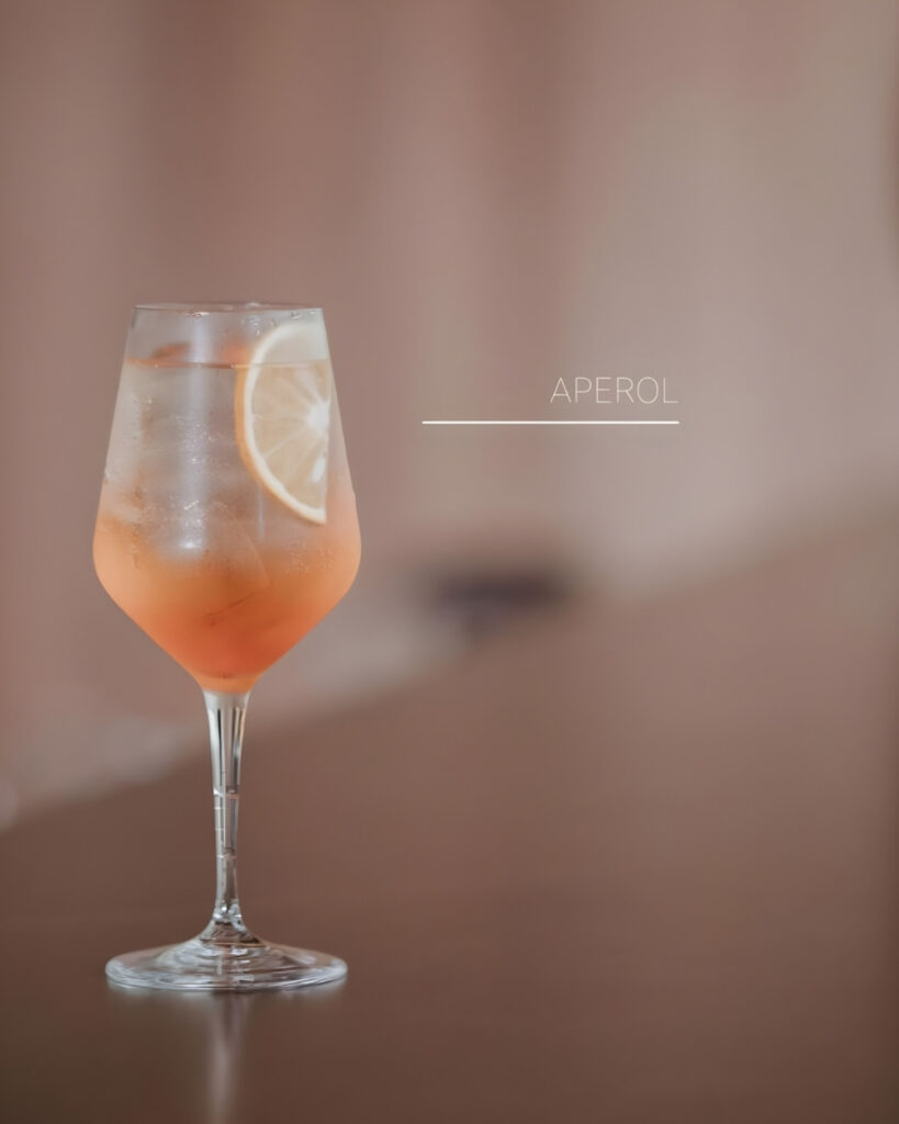Orange juice in a glass with a slice of lemon, seen from a rooftop in Medellín.