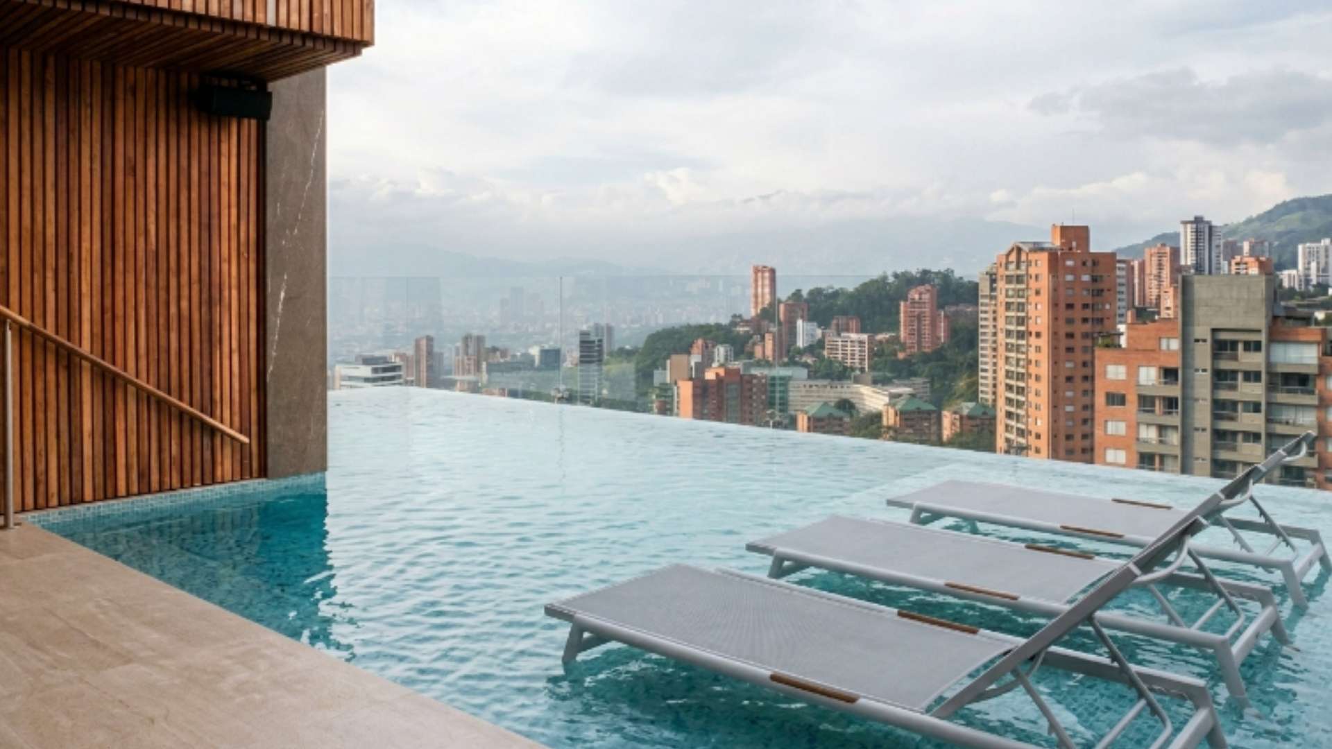 Rooftop en Medellín con piscina infinita y vista panorámica de la ciudad, ideal para disfrutar rooftops con la mejor vista.