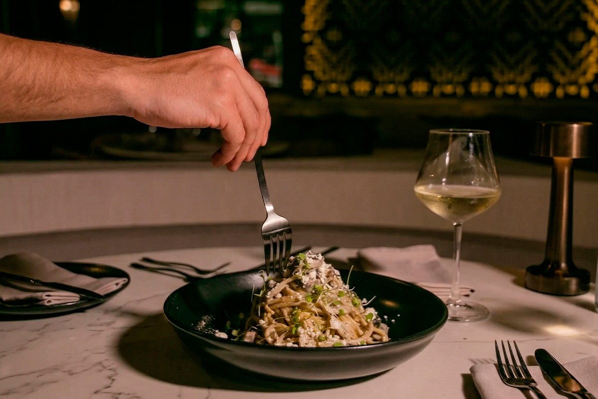 Detalle artístico de pasta gourmet en La Makha Medellín, fusionando gastronomía local y estética contemporánea.