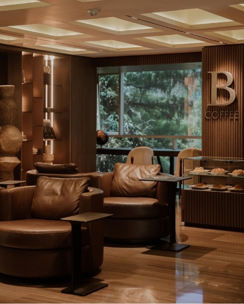 Cafetería gourmet B-Coffee en el Binn Hotel de Medellín, con poltronas de cuero y ambiente acogedor para ejecutivos.