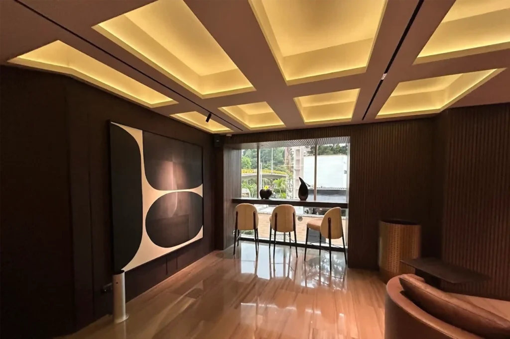 Lounge de diseño en BINN Hotel en Medellín, espacio exclusivo con beneficios al reservar directo.