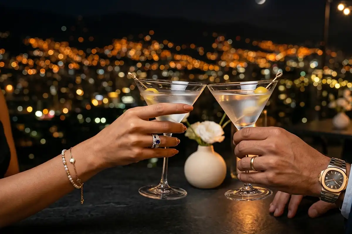 Brindis romántico de lujo en Etro Rooftop Medellín: copas de martini, joyería fina y vista nocturna a El Poblado.