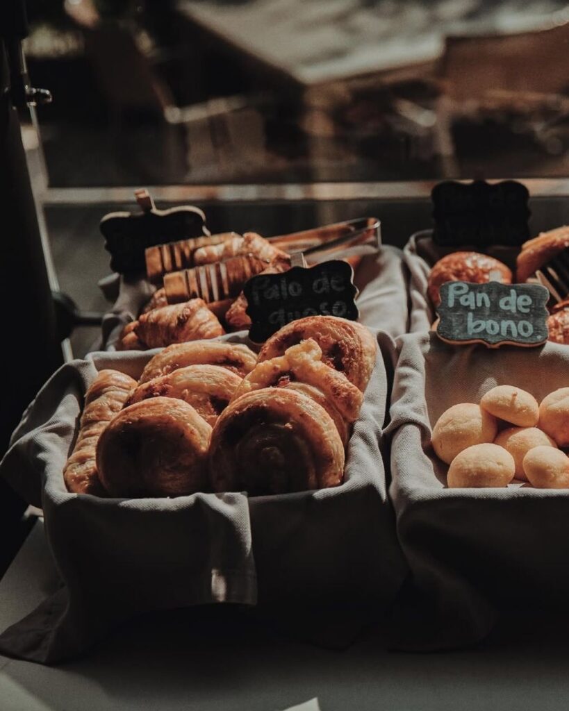 Selección de panadería artesanal para brunch en Etro Rooftop Medellín con opciones tradicionales como pandebono y hojaldres frescos