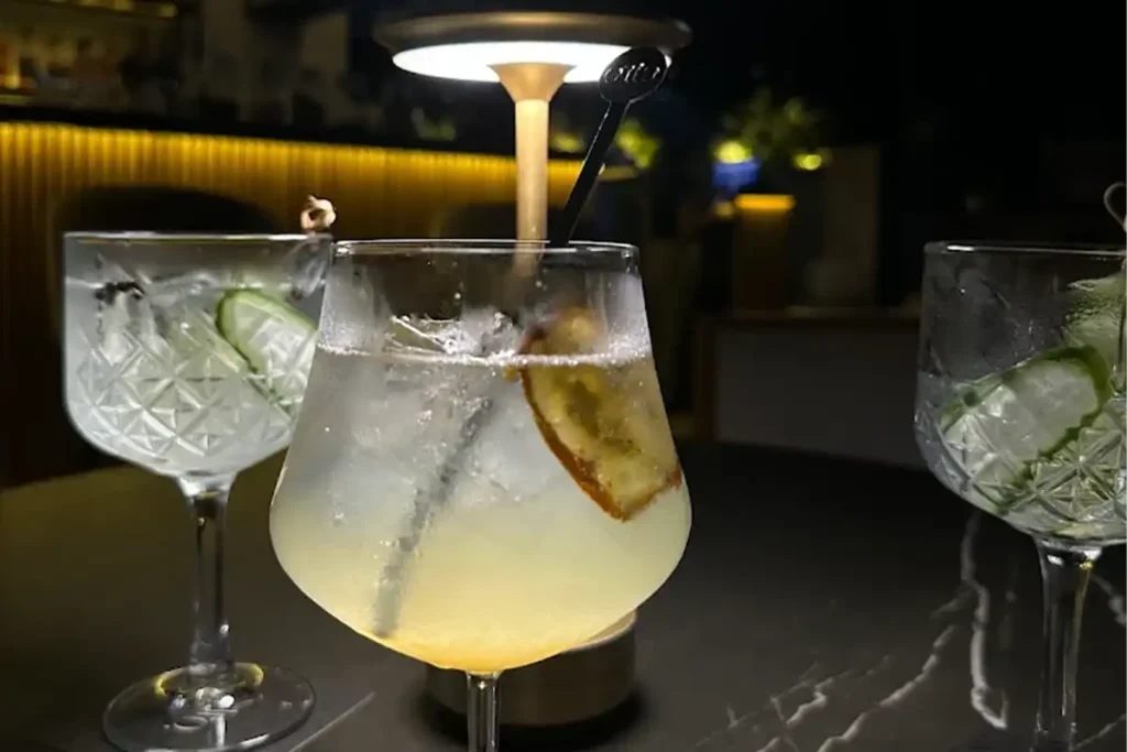 Conoce los paquetes de barra libre en Etro Rooftop para eventos privados en Medellín. Mixología de autor, licores premium y servicio exclusivo para tu fiesta.