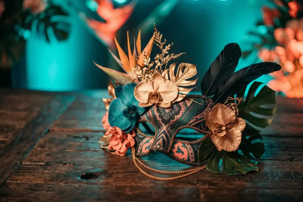 Máscara de lujo decorada con orquídeas y hojas doradas para fiestas temáticas exclusivas en un rooftop de Medellín.