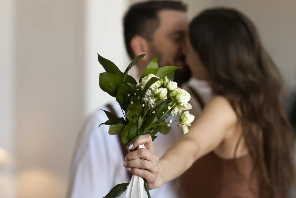 Detalle de ramo de novia para boda civil en Etro Rooftop Medellín, con pareja abrazada en un ambiente íntimo y elegante.