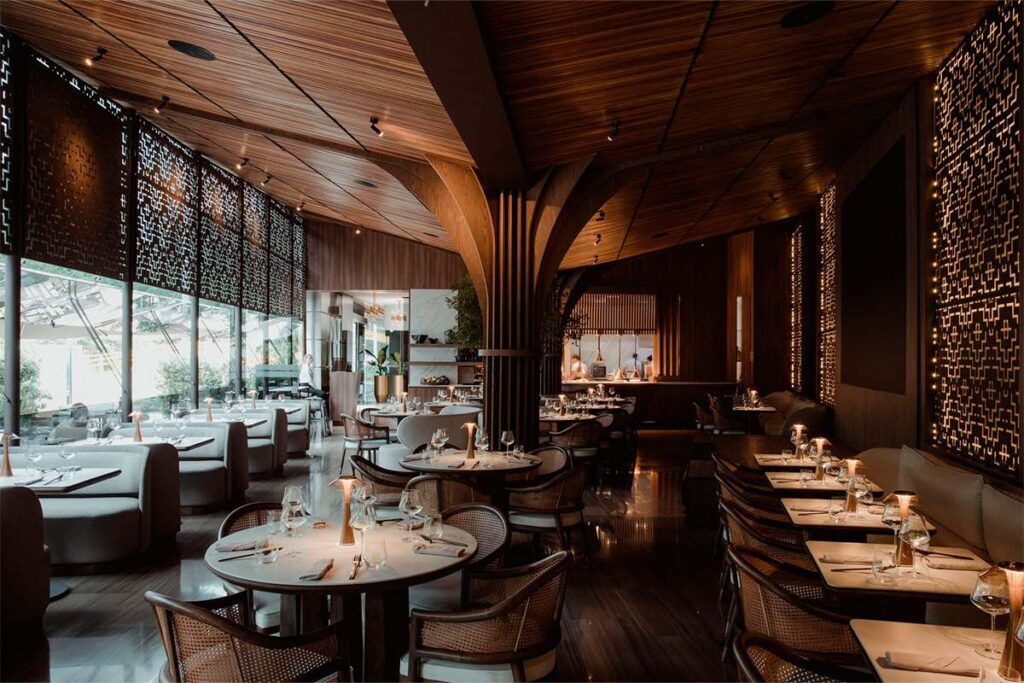 Vista interior del restaurante La Makha en Medellín, destacando su arquitectura y diseño de interiores moderno con madera.