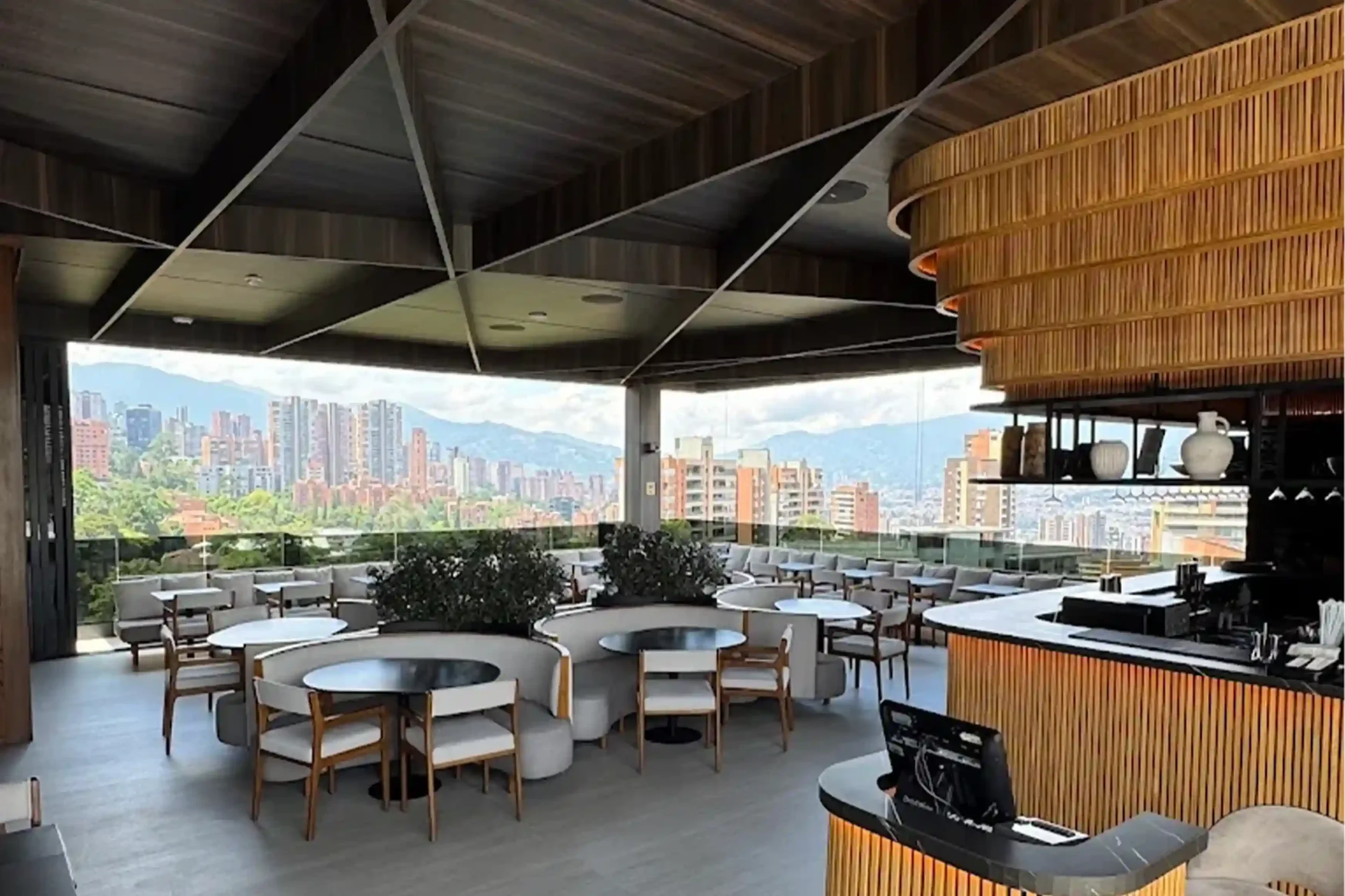 Rooftop de lujo en BINN hotel Medellín con arquitectura moderna y vistas panorámicas a El Poblado.