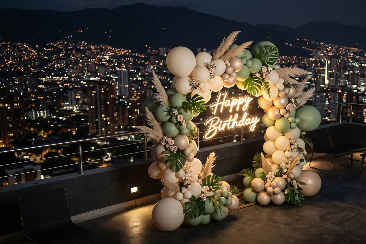 Celebra tu cumpleaños con decoración personalizada en Etro Rooftop. Un escenario diseñado para brillar en tus fotos y sorprender a tus invitados en Medellín.