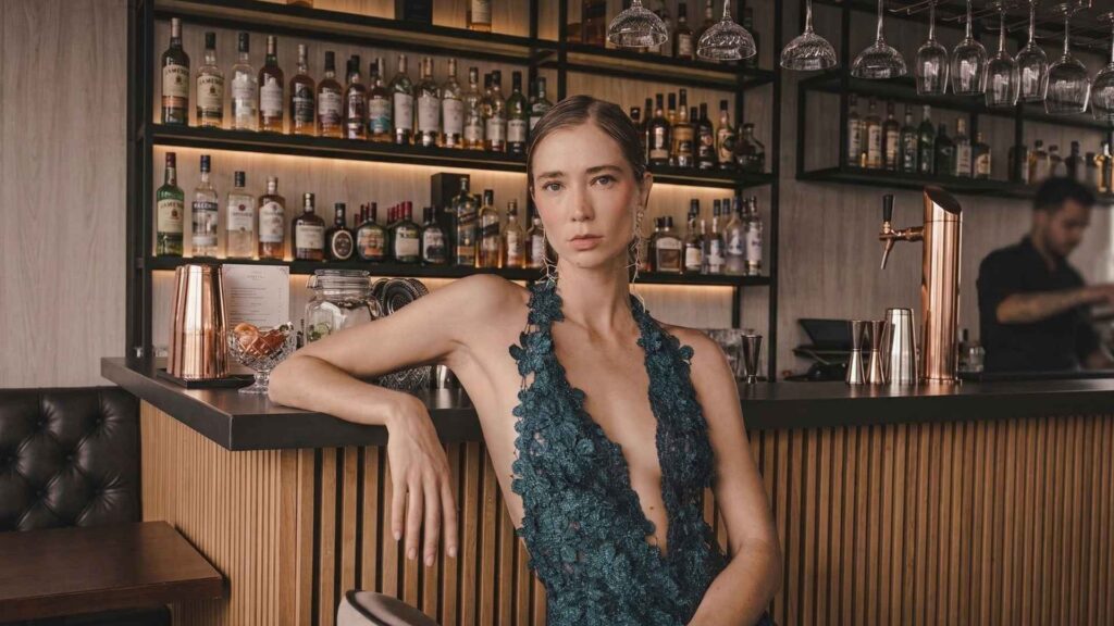 Espacio elegante de Etro Rooftop Medellín con barra iluminada y ambiente sofisticado ideal para fotos en rooftop de Medellín