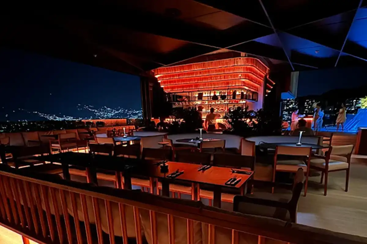 etro Rooftop de lujo en Medellín con vista panorámica nocturna, barra de mixología iluminada y ambiente elegante.