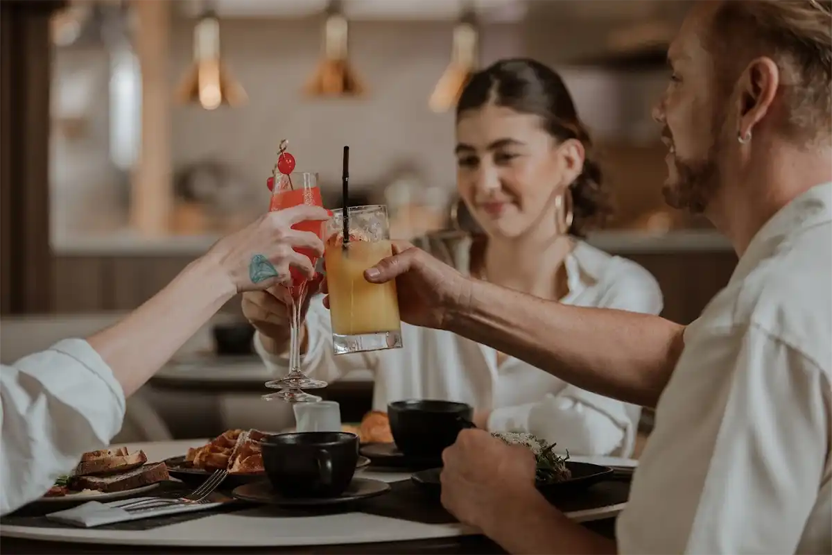 Evento corporativo y networking en Etro Rooftop de Binn Hotel Medellín, con brindis de cócteles y brunch ejecutivo.