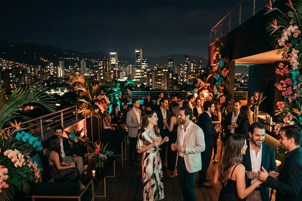 Fiesta temática en un rooftop de Medellín con vista panorámica, decoración de flores tropicales y ambiente exclusivo de noche.