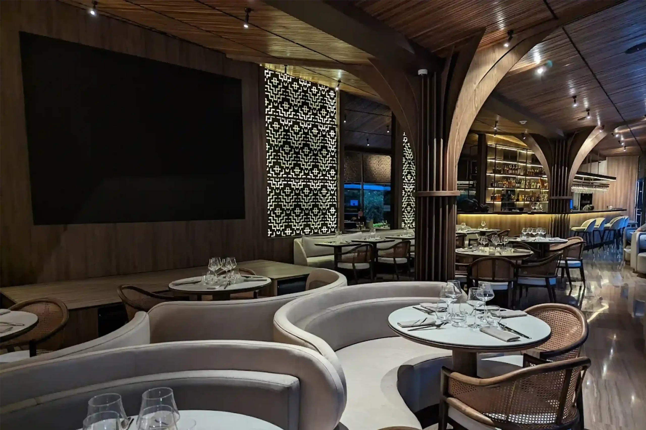 Experiencia de fine dining en La Makha de BINN Hotel en Medellín, con mesas dispuestas para una cena de alta cocina y diseño elegante.