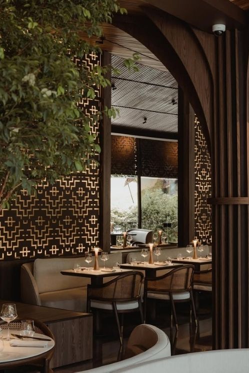 Interior elegante de La Makha con diseño sofisticado, iluminación cálida y mesas preparadas que reflejan su propuesta gastronómica.