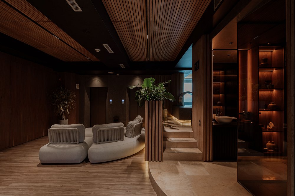 Lobby minimalista de madera y vegetación en Binn Hotel de lujo eco-friendly en Medellín con diseño orgánico.