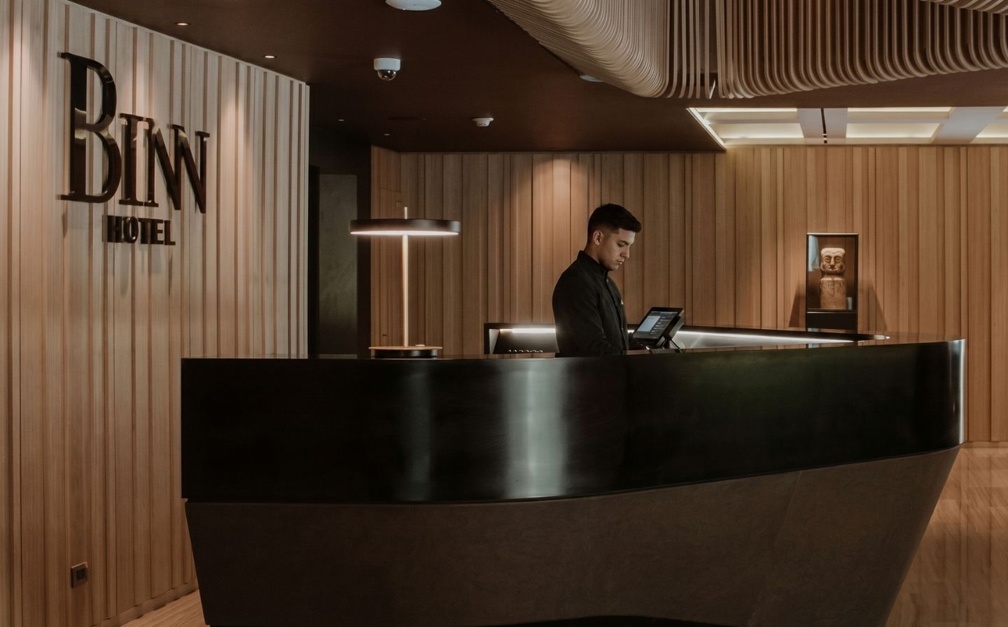 Lobby y recepción de Binn Hotel, referente de hoteles de lujo en Medellín