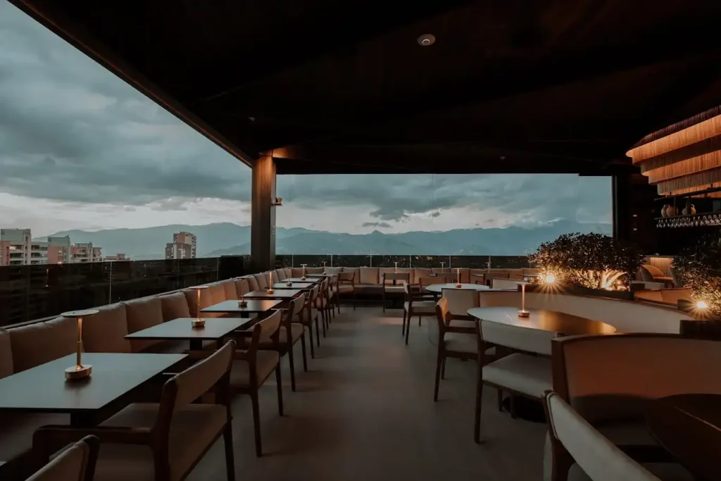 Exclusiva Rooftop etro en Binn Hotel de Medellín con vistas panorámicas.