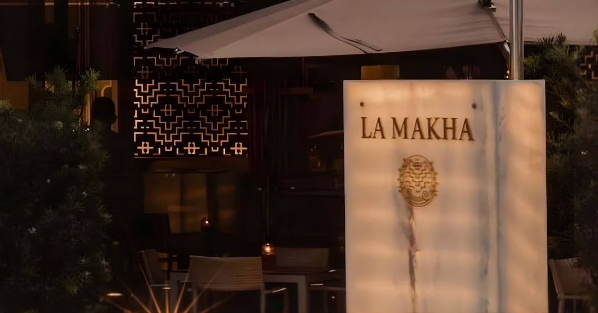 Una fotografía nocturna de la entrada del restaurante "La Makha".