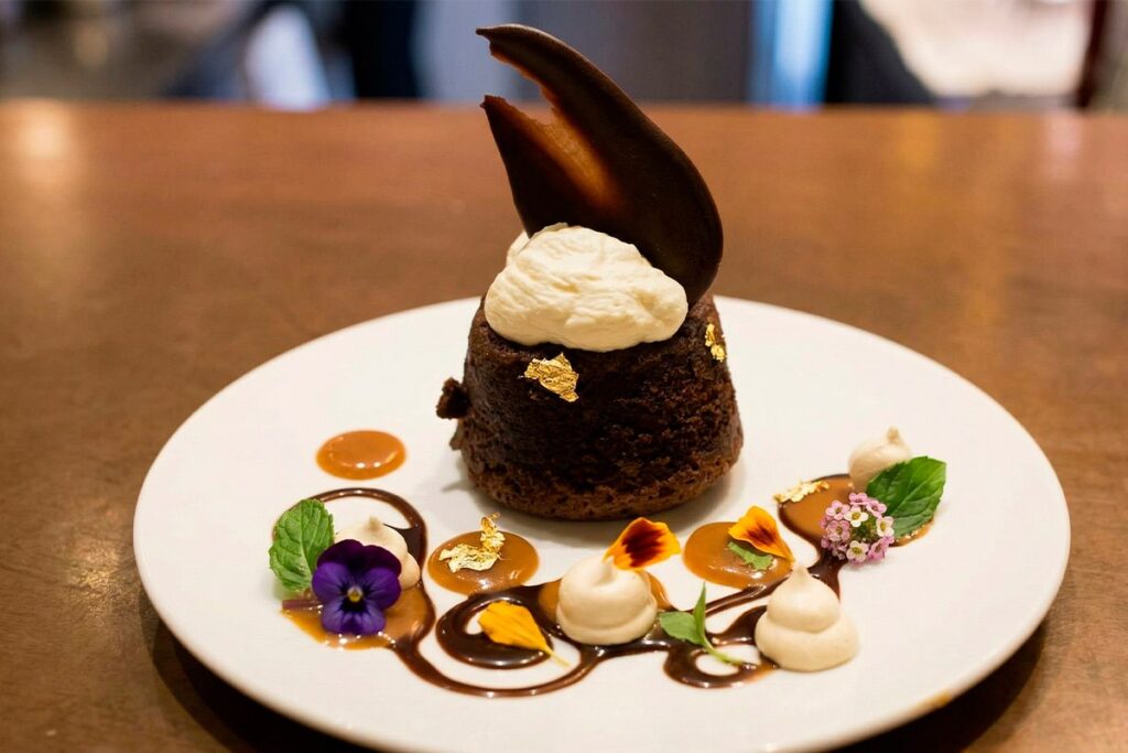 Cómo planear la noche perfecta en Medellín durante la Feria de las Flores: cena de lujo en el restaurante La Makha con iluminación sofisticada y ambiente exclusivo.