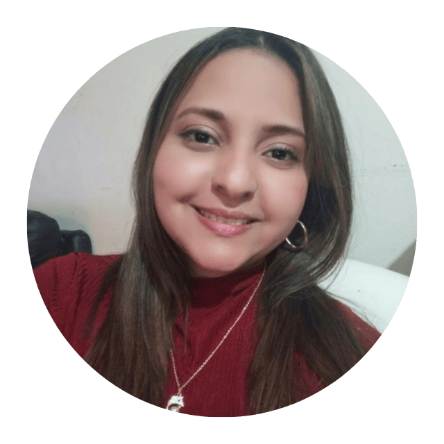 Foto de perfil de una nómada digital profesional especializada en marketing digital y gestión de comunidades remotas.