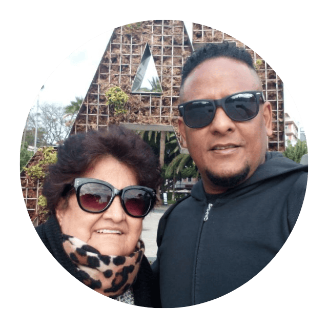 Nómada digital disfrutando tiempo de calidad con su madre, demostrando la flexibilidad del trabajo remoto para la familia.