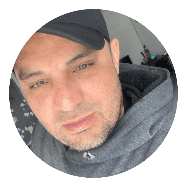 Retrato de Tony Rivero, experto en nomadismo digital y estrategia de negocios, con gorra negra y sudadera gris.