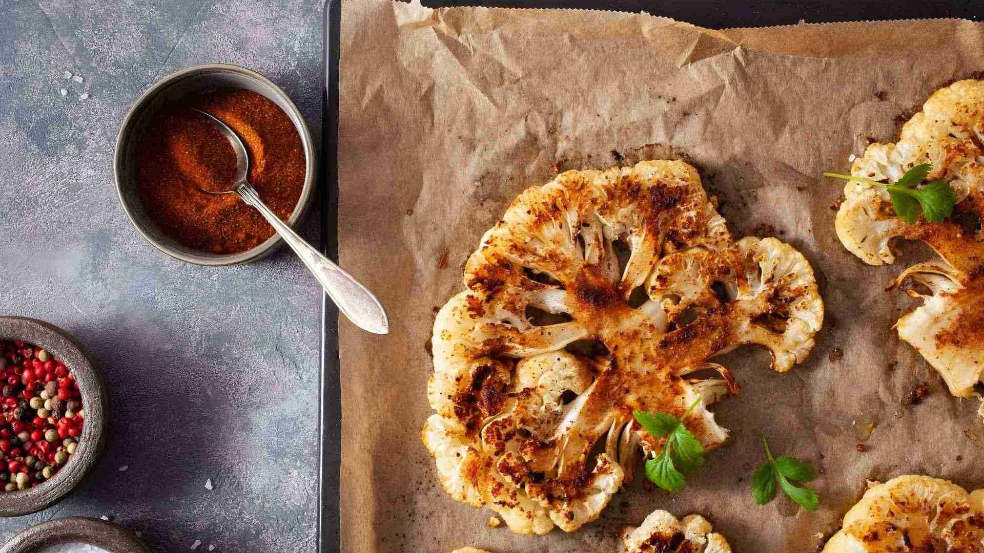 Plato vegetariano con coliflor asada y especias servido en rooftop de Medellín como opción vegana gourmet