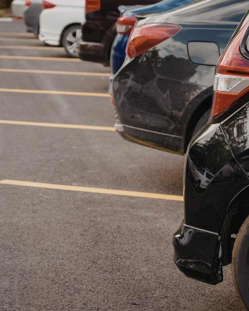 Parqueadero para visitantes en Etro Rooftop Medellín con espacios amplios y acceso cómodo para quienes llegan en carro