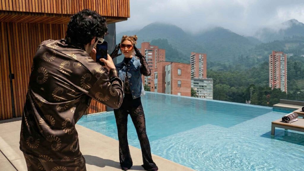 Acceso a Etro Rooftop en Medellín con ubicación estratégica y fácil llegada, rooftop ideal para disfrutar vistas, gastronomía y experiencias exclusivas en la ciudad
