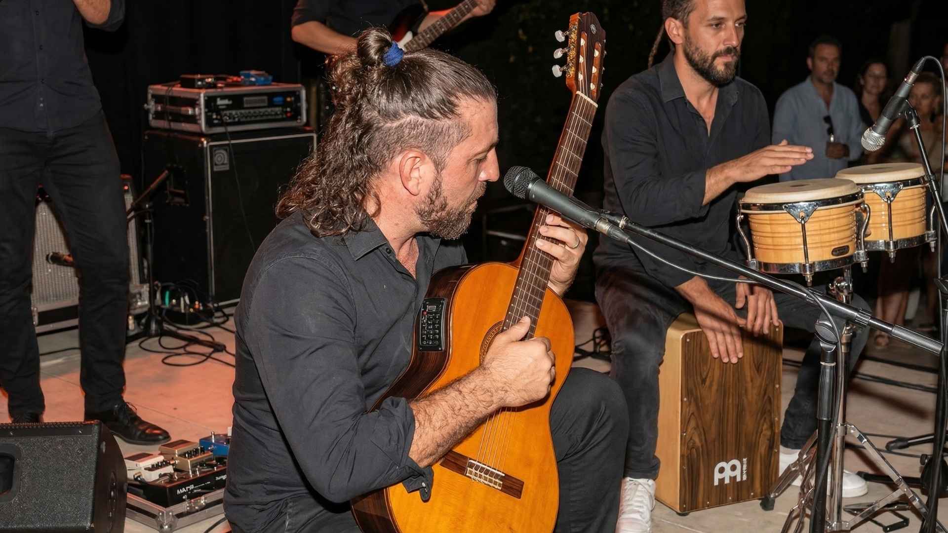 Personas brindando en rooftops con agenda cultural en Medellín, evento social elegante con cócteles y ambiente exclusivo en terraza urbana.