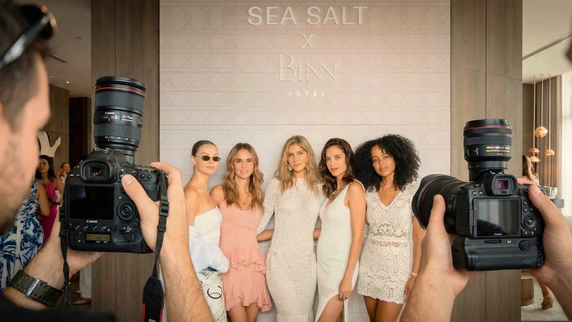 Grupo de mujeres posando en sesión de fotos en Etro Rooftop y Binn Hotel Medellín, espacio elegante ideal para eventos y fotografía en la ciudad