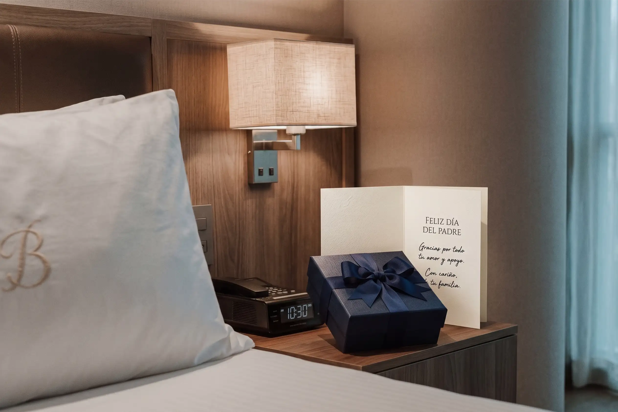 Detalle de mesita de noche en BINN Hotel con regalo y tarjeta del Día del Padre