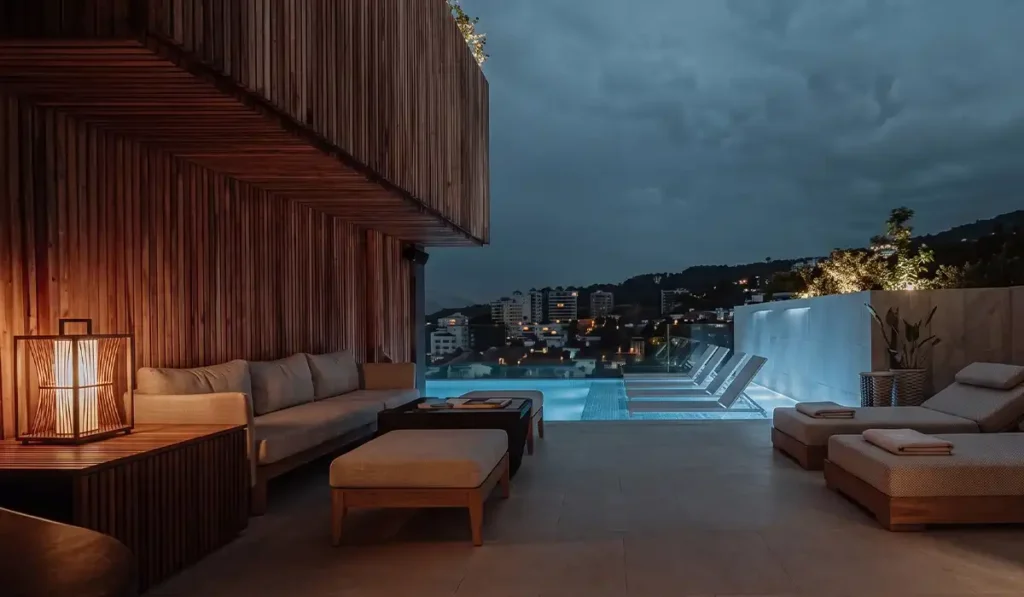 Terraza lounge y piscina infinita de noche en rooftop de BINN Hotel, experiencia Día de las Madres en Medellín.