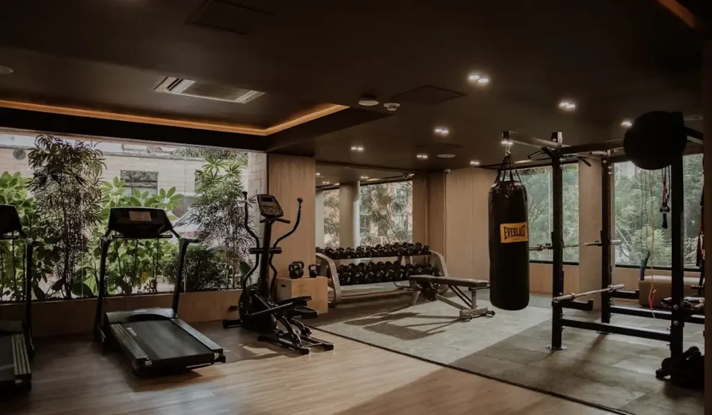 Gimnasio equipado con saco de boxeo y vista verde en BINN Hotel, paquetes de lujo en Medellín.