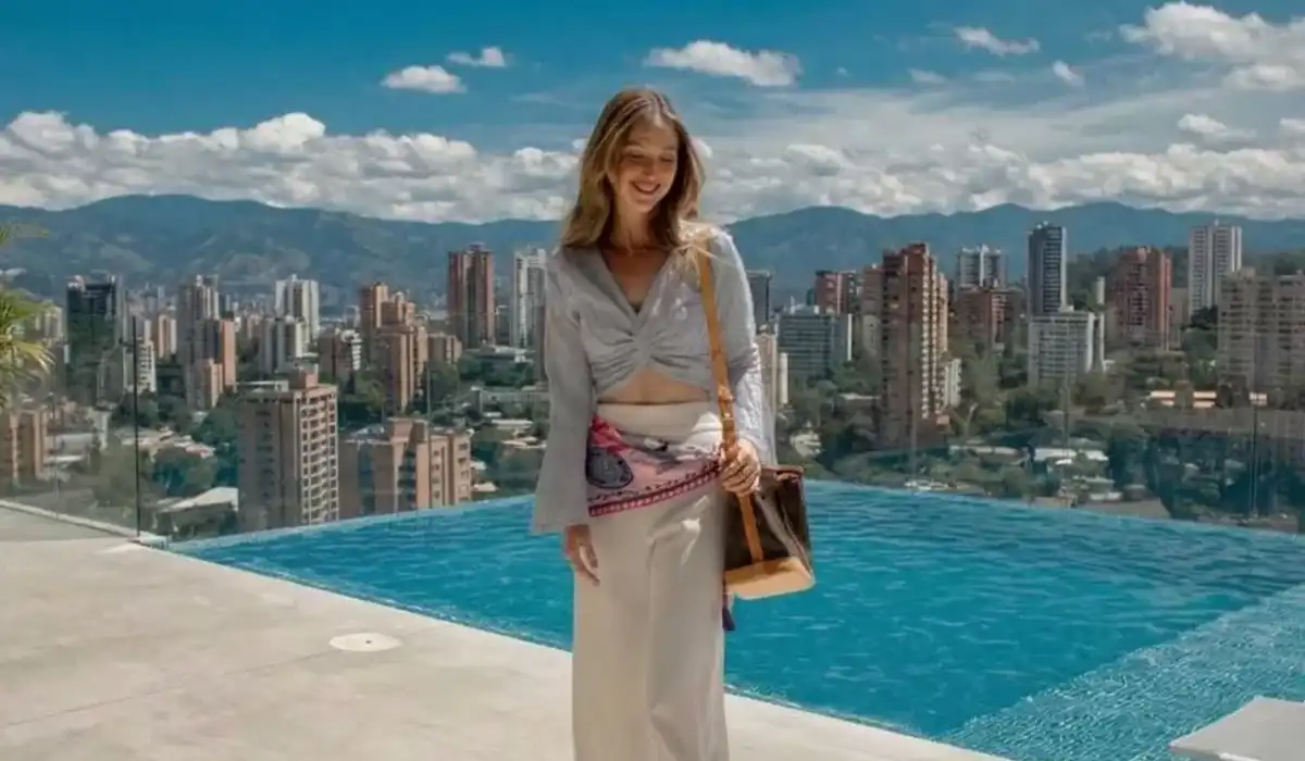 Mujer frente a piscina infinita de BINN Hotel con vista al skyline de El Poblado, Medellín en mayo.