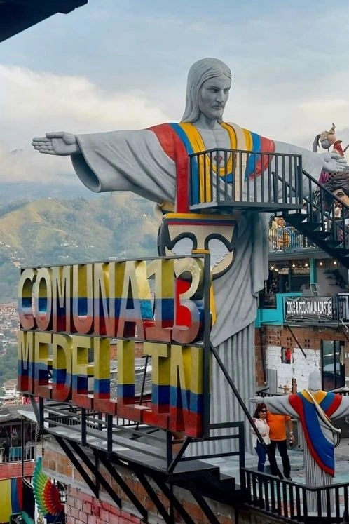 Estatua de Cristo con colores colombianos en Comuna 13, Medellín, plan recomendado desde BINN Hotel en puente de mayo.