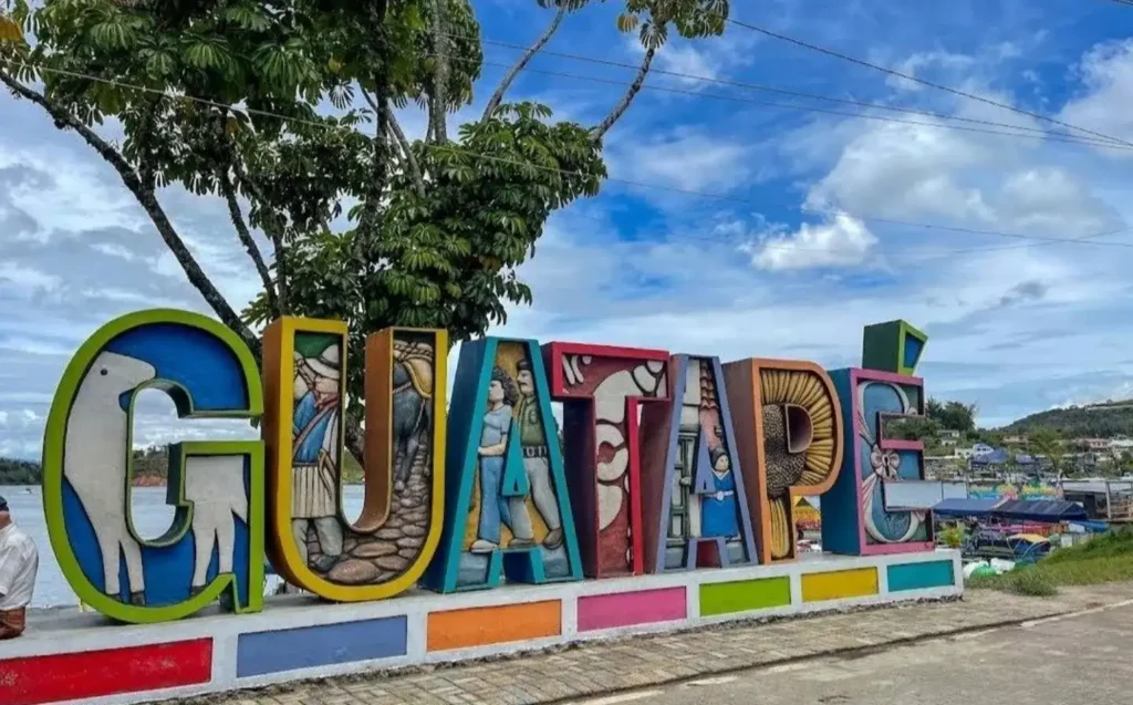 Letrero multicolor de Guatapé con ilustraciones costumbreras, excursión desde BINN Hotel en puente de mayo.