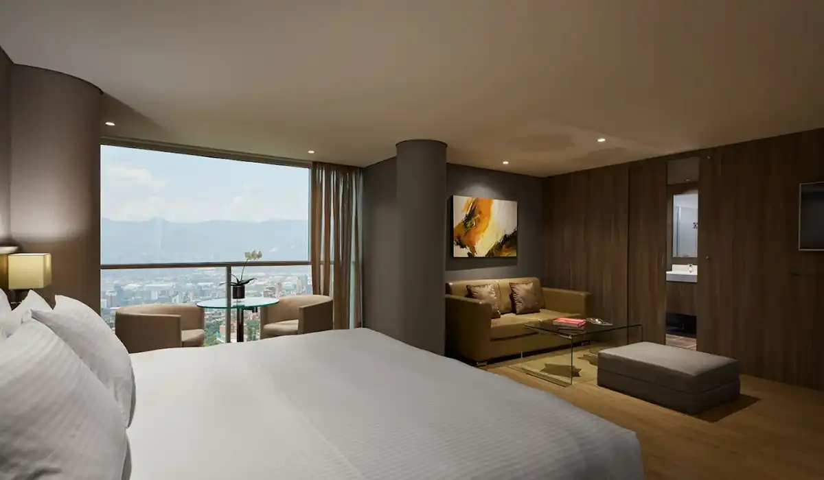 Suite con vista panorámica a Medellín y cama king en BINN Hotel, El Poblado, para el Día de las Madres.