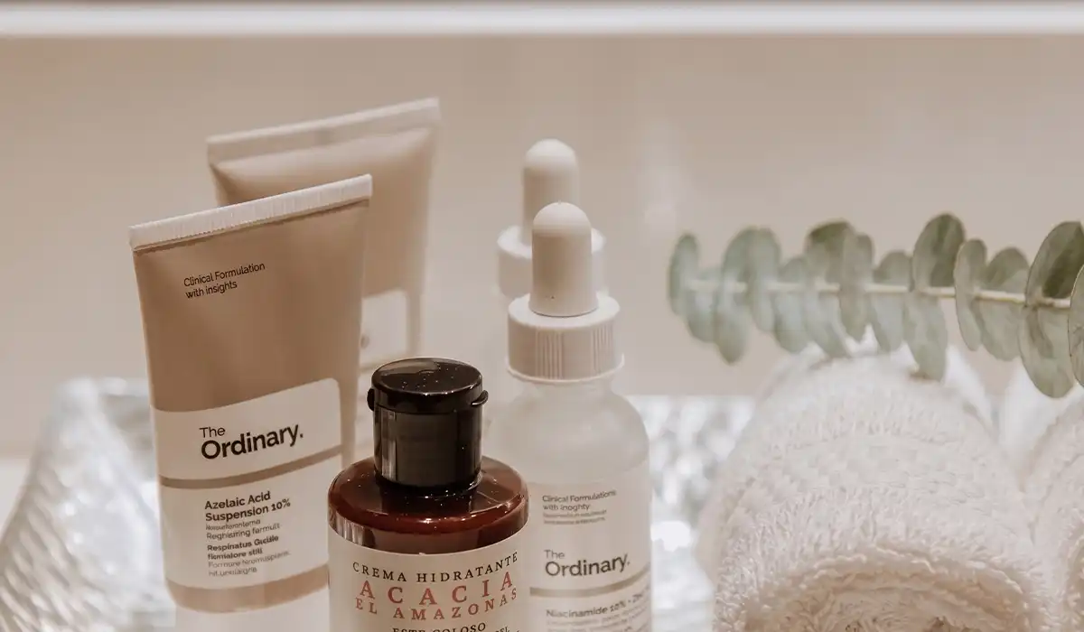 Productos de skincare y toalla en experiencia de spa para el Día de las Madres en BINN Hotel, Medellín.