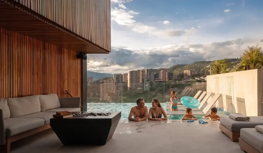 Familia con niños en piscina infinita de BINN Hotel con vista a El Poblado, viaje familiar en Medellín en mayo.


