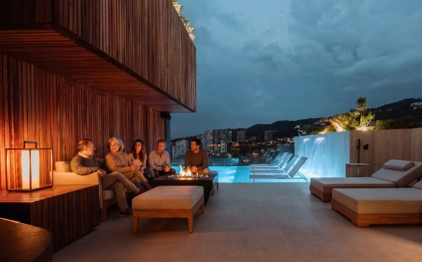 Celebración del Día de la Madre en Etro Rooftop: familia reunida junto a la fogata con vista a la ciudad de Medellín.