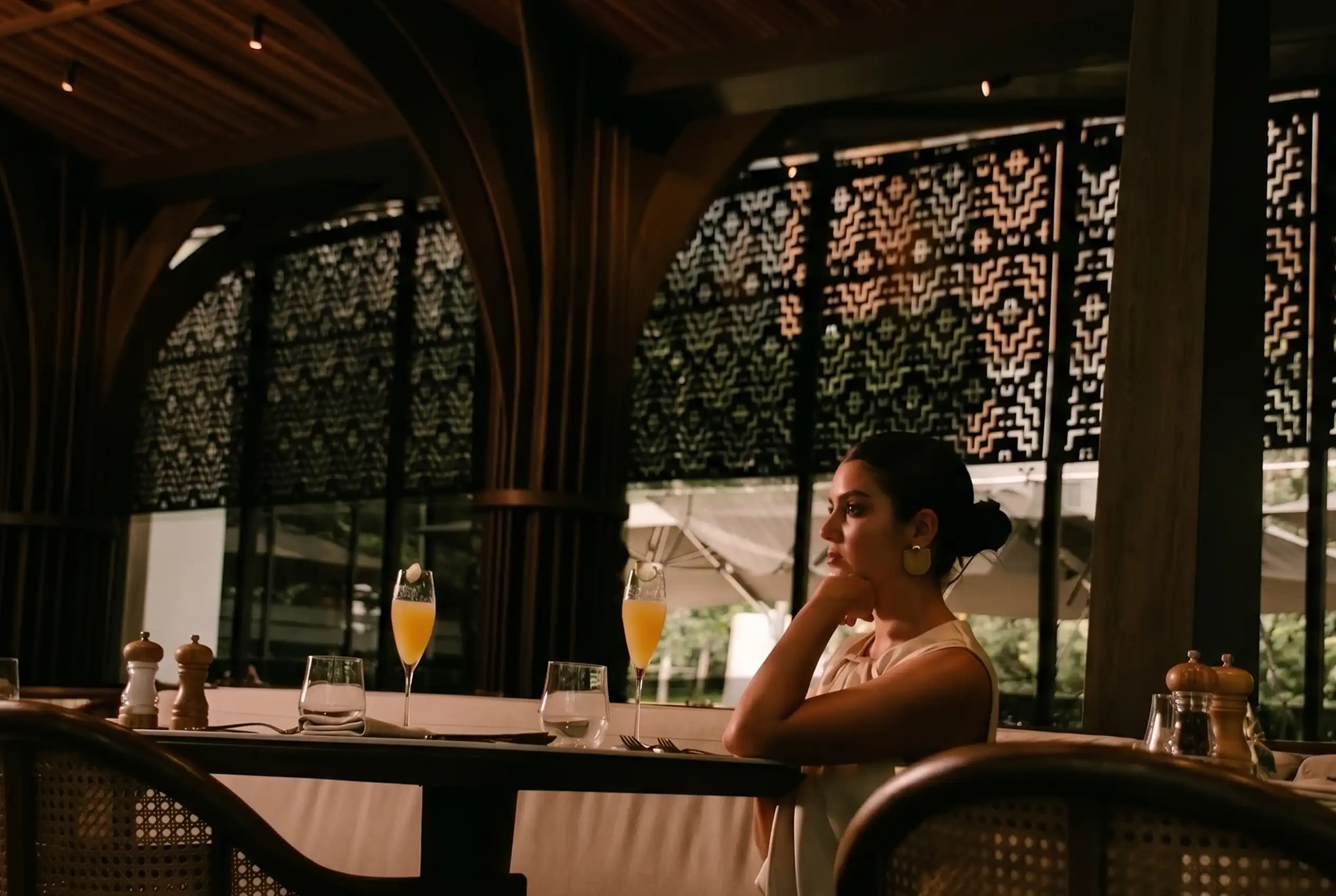Mujer disfrutando de una experiencia de comer solo lujo en Medellín dentro de un La Makha restaurante de diseño elegante.